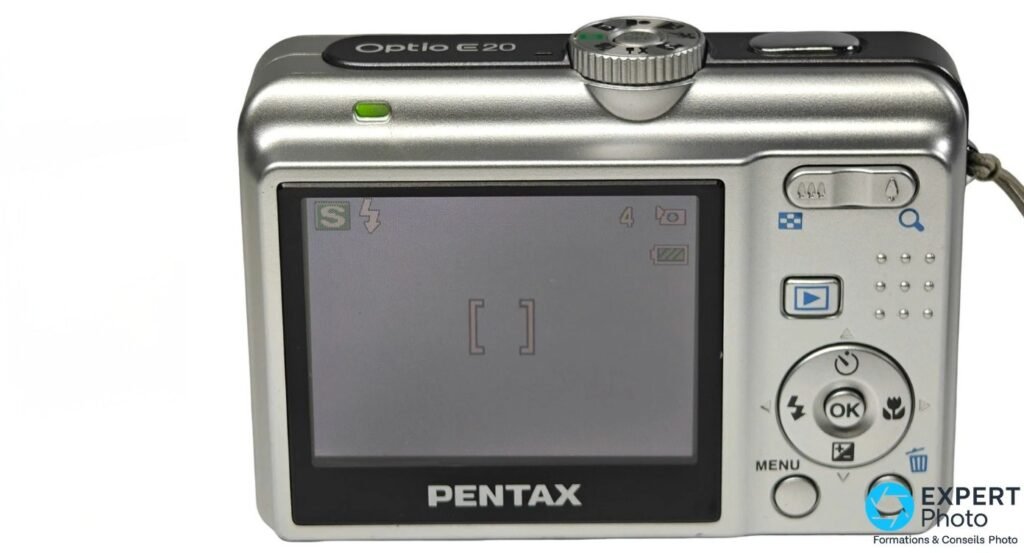 Pentax Optio E20 face arrière, écran LCD 2,4 pouces allumé en mode prise de vue, boutons de commande autour