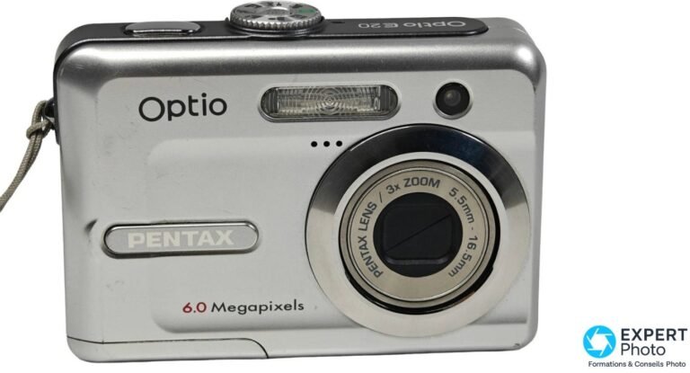 Pentax Optio E20 compact argenté de face, objectif PENTAX LENS 3x ZOOM déployé, logo Optio et mention 6.0 Megapixels