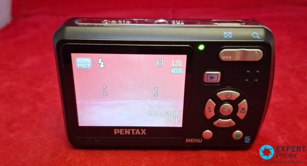 Pentax Optio E50 vue dos, écran LCD 2,4 pouces allumé en mode AUTO PICT, batterie pleine et 135 vues restantes