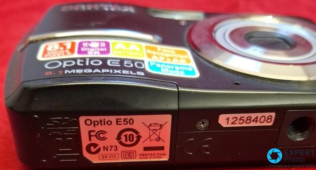 Pentax Optio E50 tranche inférieure avec étiquette réglementaire FCC, CE, PENTAX Corp. made in China et numéro de série
