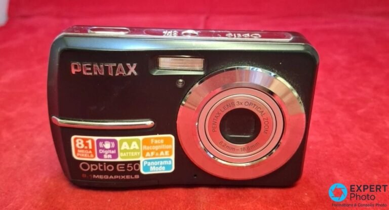 Pentax Optio E50 face avant complète, objectif rétracté, pastilles 8.1 mégapixels, Digital SR, AA, Face Recognition