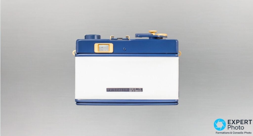 Face arrière du Ricoh 35 ZF ST bleu et blanc avec compteur de vues et plaque gravée Made in Taiwan