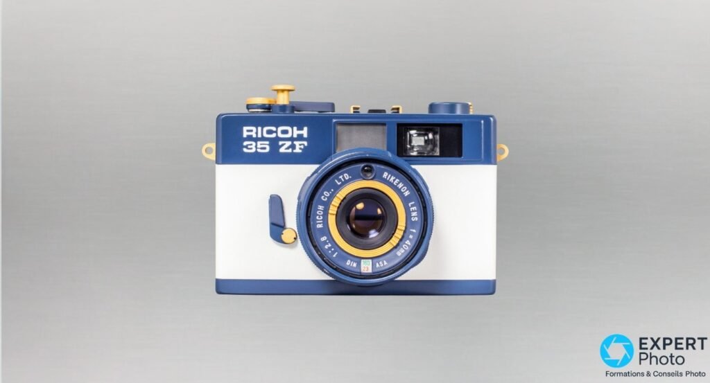 Ricoh 35 ZF ST vu de face, objectif Rikenon 40 mm f/2.8 centré, logo RICOH 35 ZF et viseur