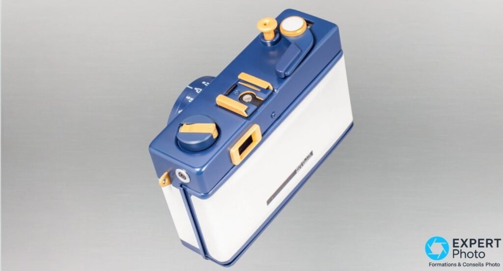 Ricoh 35 ZF ST en trois-quarts arrière avec levier d'armement jaune, déclencheur et viseur rectangulaire 