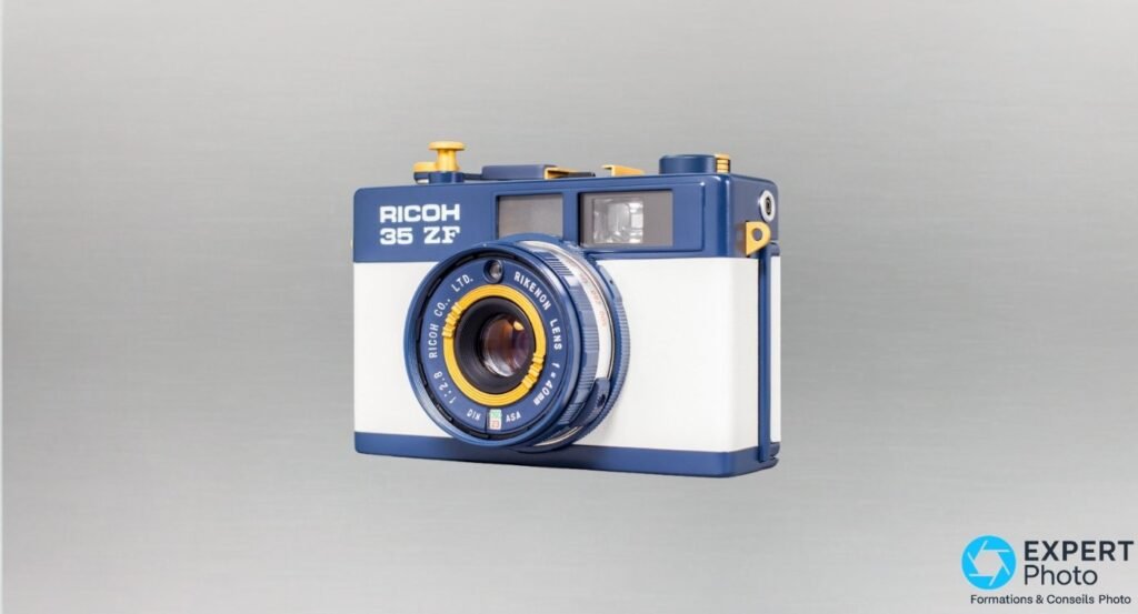 Ricoh 35 ZF ST en trois-quarts avant droite, logo blanc sur le haut bleu marine et objectif Rikenon