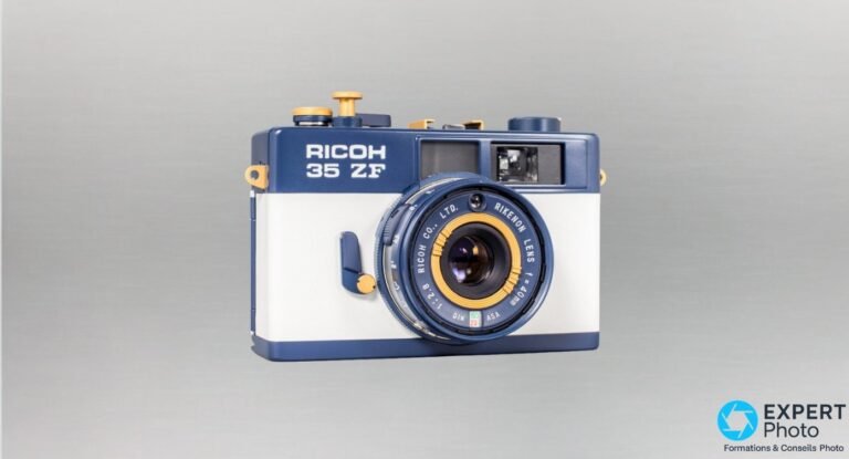 Ricoh 35 ZF ST en trois-quarts avant gauche avec objectif Rikenon 40 mm f/2.8 et levier du retardateur ST