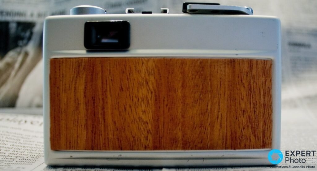  Dos du Ricoh 500G, panneau arrière en placage bois verni, corps ivoire, posé sur journal. 