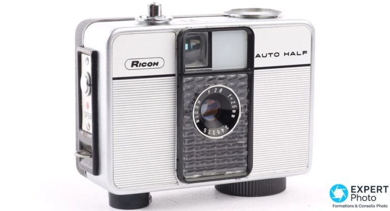 Ricoh Auto Half E vu de face, logo RICOH et inscription AUTO HALF lisibles, objectif 25 mm f/2.8 central.