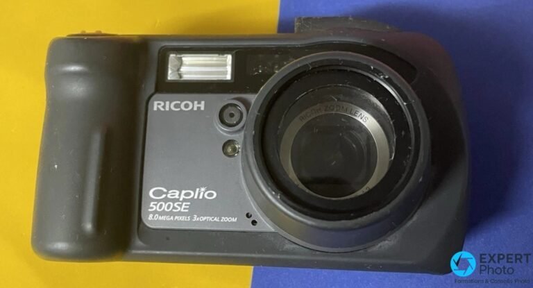 Ricoh Caplio 500SE vu de face : objectif zoom rétracté, flash intégré et marquage 8 mégapixels.