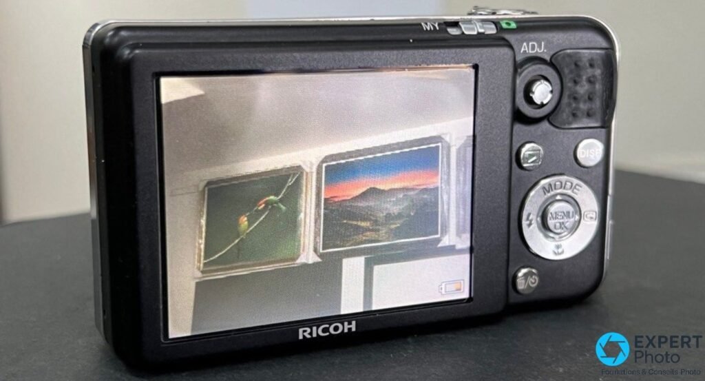 Vue arrière du Ricoh Caplio R7 noir, écran 2,7 pouces allumé affichant deux miniatures, boutons MODE, ADJ et DISP visibles. 