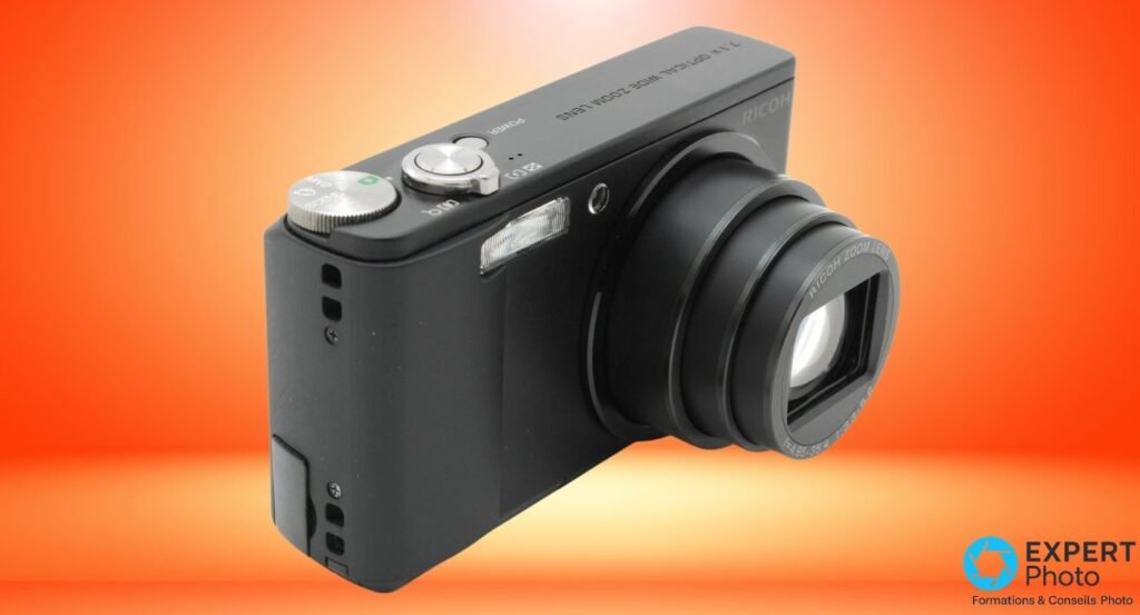 Ricoh Caplio R8 vu de 3/4 côté gauche, deux caches de ports latéraux visibles, objectif déployé sur la droite.