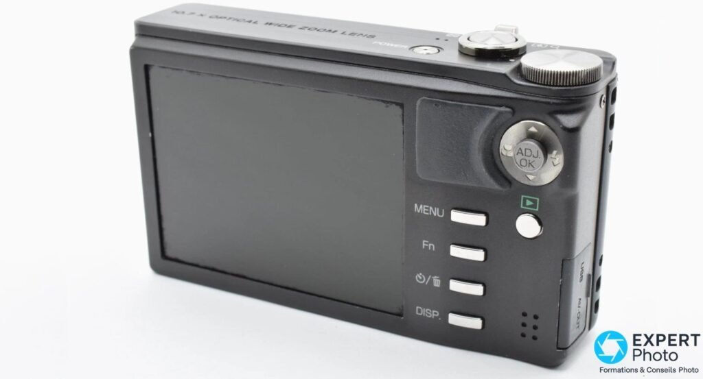 
Vue arrière du Ricoh CX2 montrant l'écran 3 pouces, la molette ADJ et les boutons MENU, Fn et DISP.