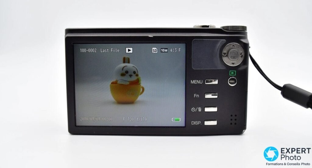 Dos du Ricoh CX3 montrant l'écran LCD en mode lecture avec une photo, boutons MENU, Fn et DISP visibles