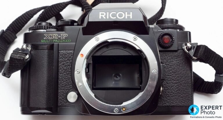 Face avant du Ricoh XR-P sans objectif, mention XR-P Multi-Program en vert sur le côté et logo Ricoh sur le pentaprisme