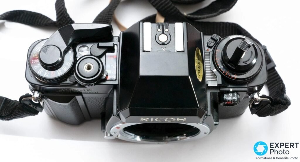 Dessus du Ricoh XR-P : molette des vitesses jusqu'au 1/2000, griffe flash centrale et molette ISO avec graduations intervalle