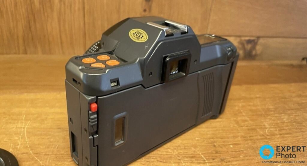 Ricoh XR-X de 3/4 arrière, boutons orange INT ISO RESET, sticker JCII et bouton rouge de rembobinage