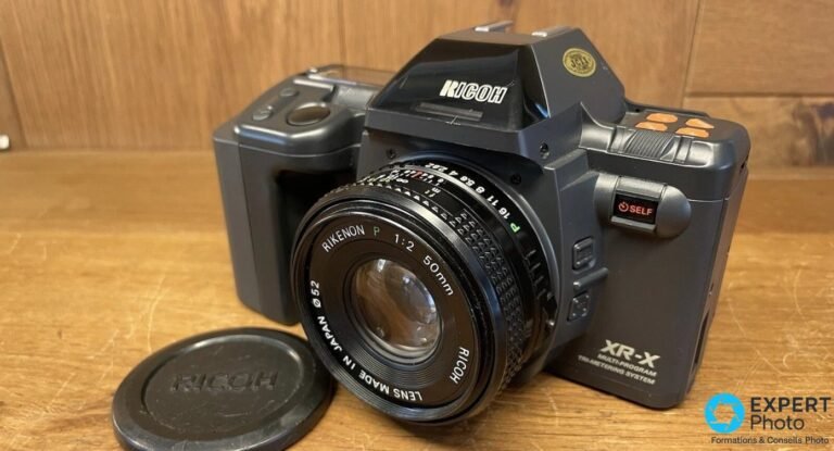 Ricoh XR-X de 3/4 avant, Rikenon P 50 mm f/2 monté, marquage XR-X Multi-Program Tri-Metering System lisible