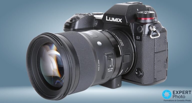 Test Sigma MC-21 : adapter ses objectifs Canon EF et Sigma SA en monture L Bague Sigma MC-21 monture EF-L entre boîtier Panasonic Lumix S1 et objectif Sigma 50mm, vue trois-quarts.