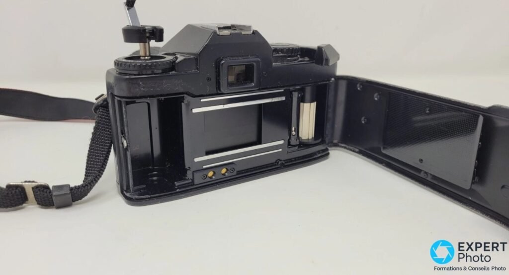 Sigma SA-1 dos ouvert montrant la chambre du film, les rideaux d'obturateur et la plaque presseuse du dos. 