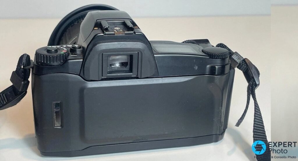  Sigma SA-300 vu de dos, oeilleton du viseur, deux molettes de commande et griffe flash visibles