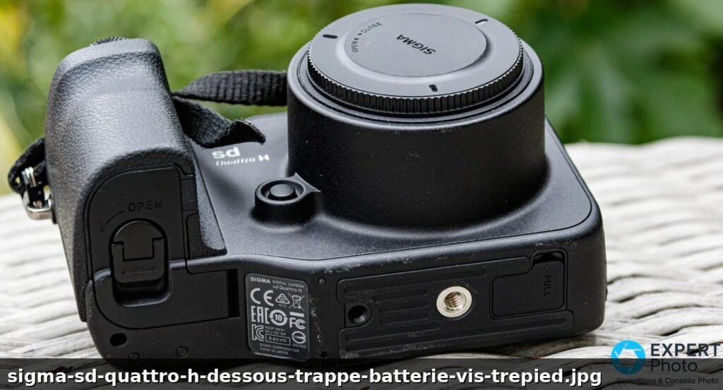 Dessous du Sigma sd Quattro H montrant la trappe batterie BP-61, la vis de trépied et l'étiquette constructeur