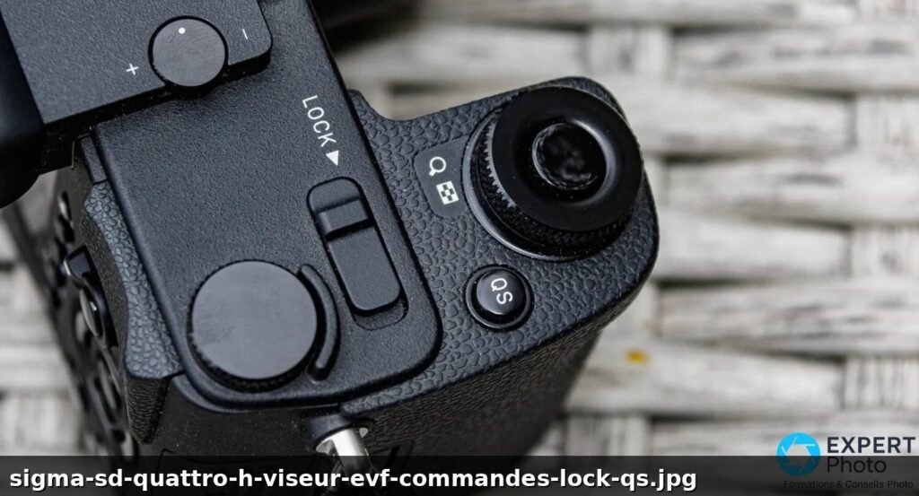 Détail du viseur électronique excentré du Sigma sd Quattro H avec les commandes LOCK, Quick Set QS et bouton Q visibles