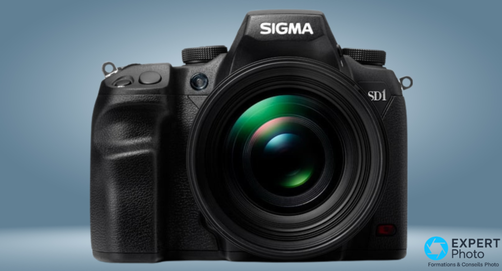 Sigma SD1 vu de face avec objectif lumineux monture SA, reflets de l'optique visibles, rendu studio