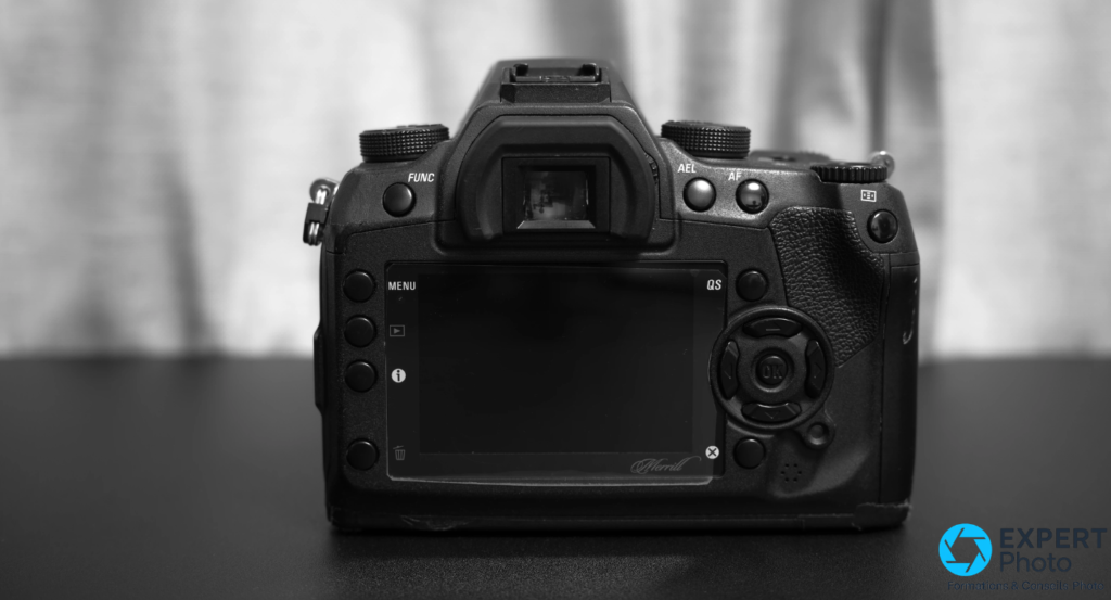 Dos du Sigma SD1 Merrill avec écran LCD fixe 460 000 points, viseur reflex optique et commandes MENU, QS, AEL, AF