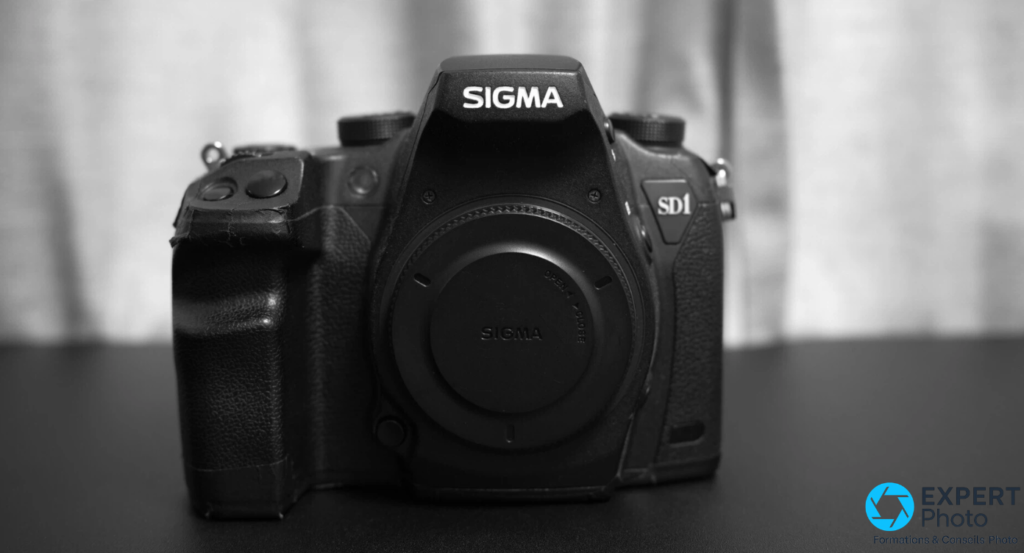 Face avant du Sigma SD1 Merrill nu avec bouchon de monture SA, alliage de magnésium, finition noire mate