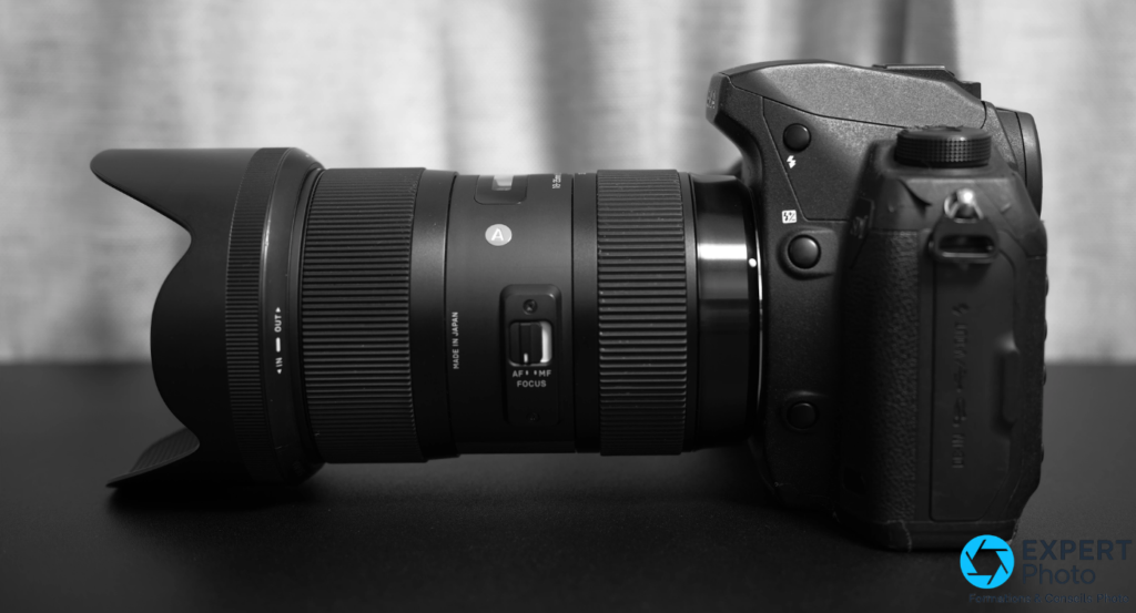 Profil droit du Sigma SD1 Merrill avec sélecteur AF/MF et bague de zoom de l'objectif Sigma Art