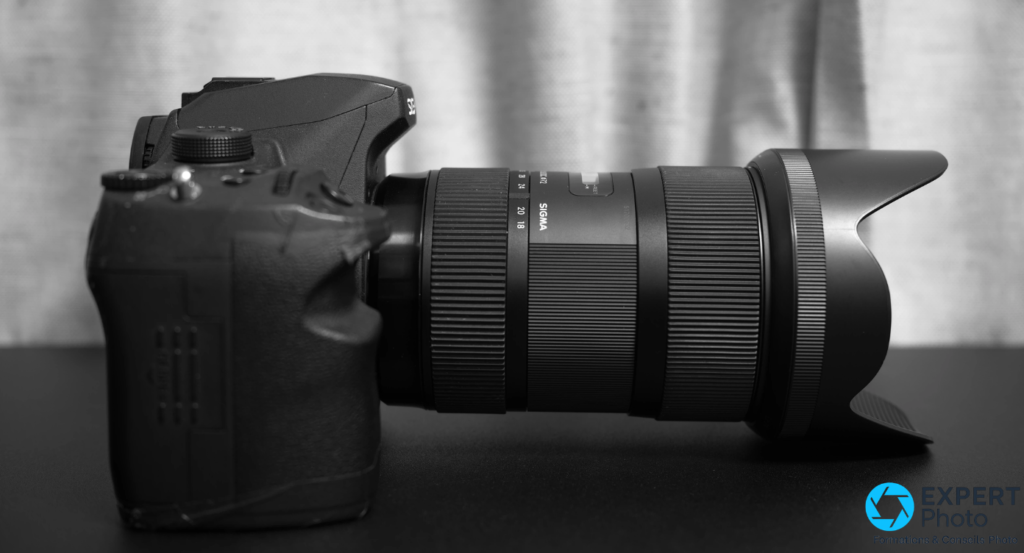 Vue latérale gauche du Sigma SD1 Merrill avec objectif Sigma 18-35mm f/1.8 DC Art monté en monture SA