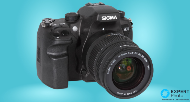 Sigma SD1 de face avec objectif zoom 18-50mm monture SA, vue 3/4 avant gauche