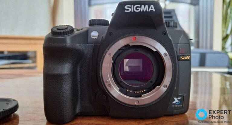 Test Sigma SD14 : un reflex Foveon de niche pour le bas ISO et l’infrarouge Sigma SD14 noir vu de face, monture sans cache, capteur Foveon X3 visible derrière, cache posé en bas du cadre.
