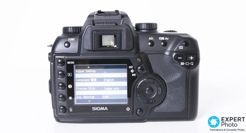 Sigma SD14 vu de dos, écran LCD allumé affichant le menu Adjust Setting en anglais, boutons MENU et pavé directionnel visibles.