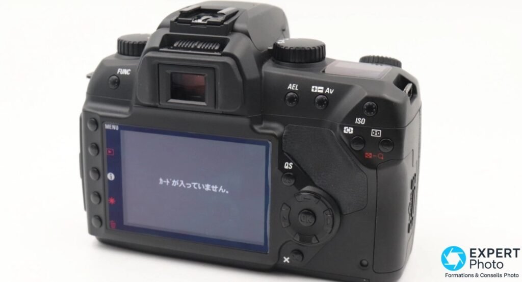 Sigma SD15 vu de dos, viseur optique, écran LCD allumé, boutons MENU, FUNC, AEL, ISO, QS et croix directionnelle.