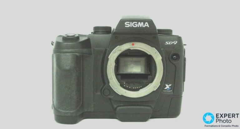 Sigma SD9 noir vu de face, monture SA ouverte sur la chambre miroir, logo SIGMA et marquage X3 Foveon visibles.