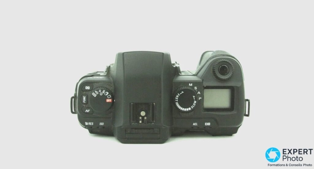 Vue de dessus du Sigma SD9 noir : molette de mode M/S/A/P, top LCD, griffe flash, boutons FUNC et AF, déclencheur.