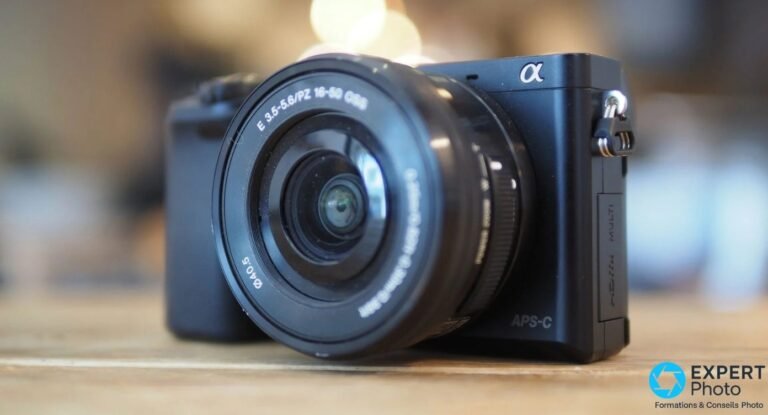 Sony A6000 face avant 3/4 avec son objectif de kit 16-50 mm f/3.5-5.6 PZ OSS rétracté. (86/125)