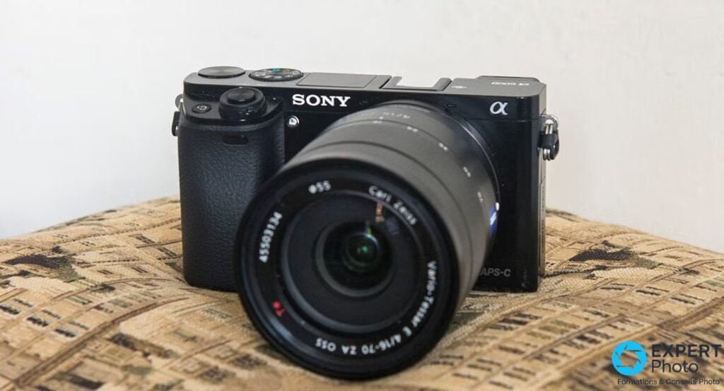 Sony A6000 face avant 3/4 avec objectif Zeiss Vario-Tessar E 16-70 mm f/4 OSS.