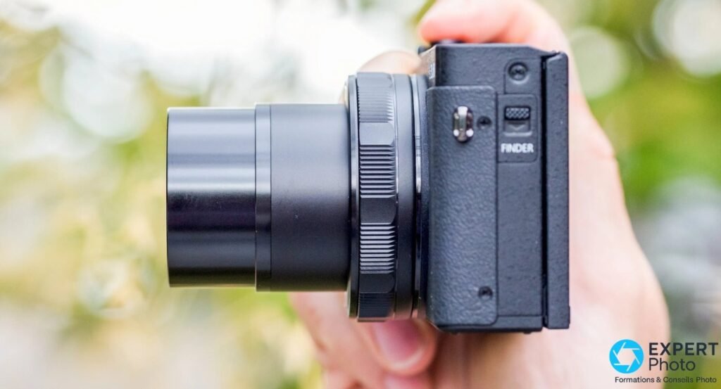  Canon G5 X Mark II vu de profil avec objectif zoom déployé au maximum, mention FINDER visible sur le côté. 