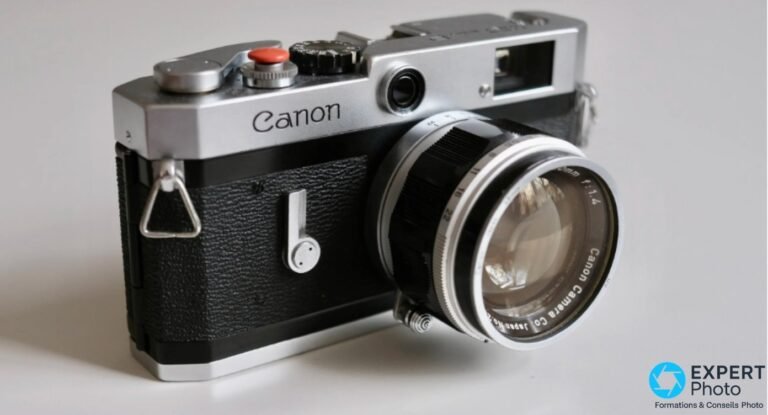 Canon P chrome de 3/4 avant gauche, déclencheur rouge sur le top plate, attache sangle triangle, objectif 50mm f/1.4.