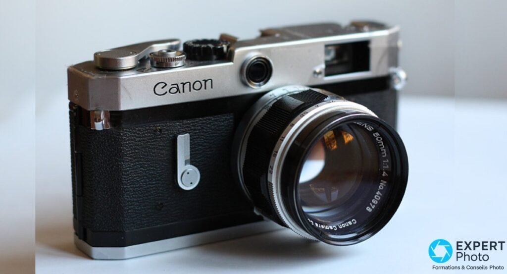 Canon P de 3/4 droit, molettes du top plate et levier de remontage en évidence, objectif Canon 50mm f/1.4 LTM.