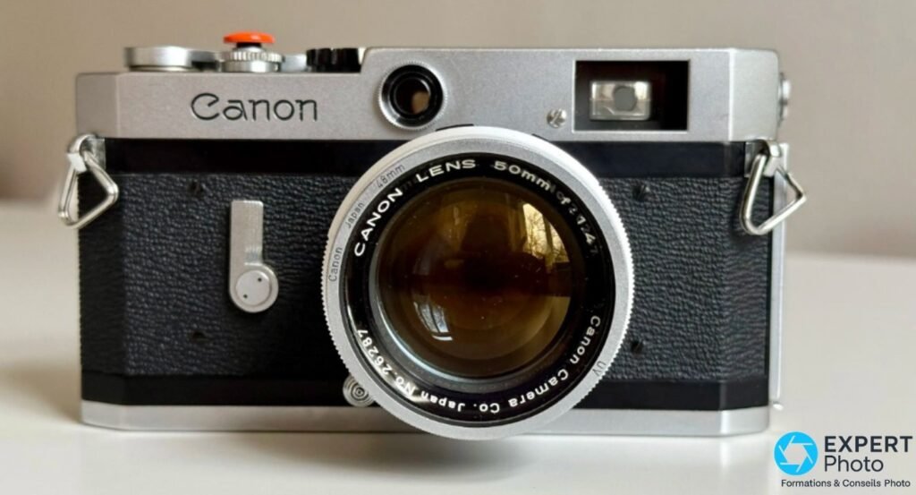 Boîtier Canon P chrome vu de face, objectif Canon 50mm f/1.4 LTM, fenêtre rectangulaire du télémètre à droite.