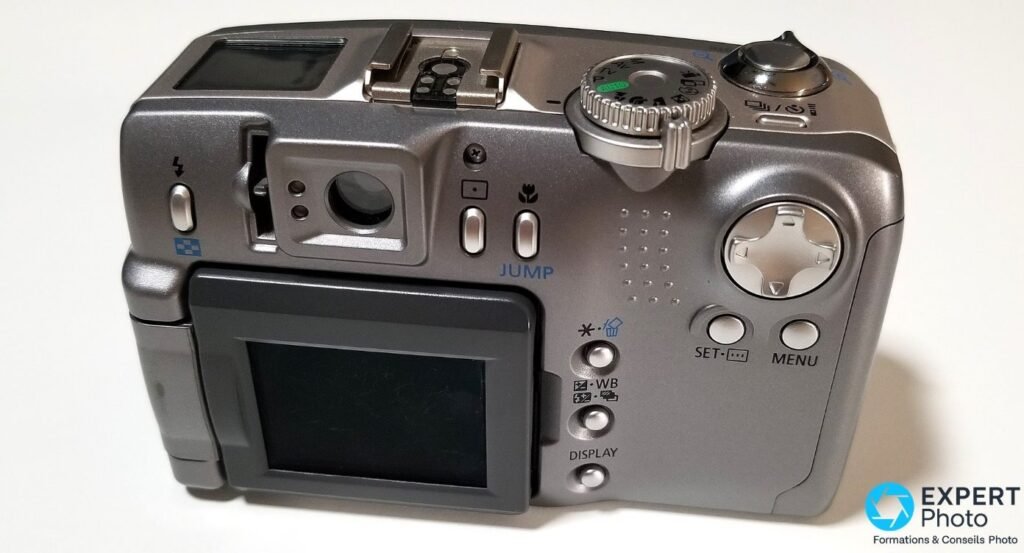 Canon PowerShot G2 vu de dos, écran LCD orientable déployé, viseur optique, pavé directionnel et boutons SET MENU 