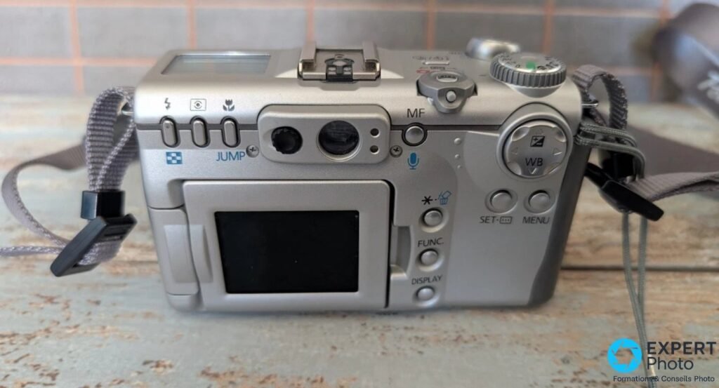 
Vue arrière du Canon PowerShot G3 avec écran LCD articulé 1,8 pouces déployé en position d'utilisation.