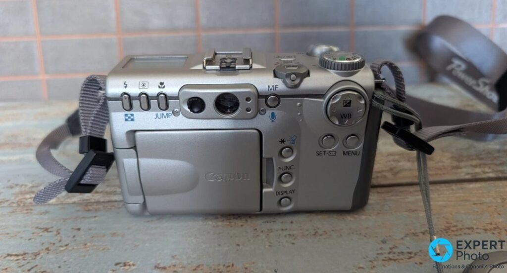 Vue arrière du Canon PowerShot G3 avec écran articulé replié contre le boîtier et touches FUNC, MENU et DISPLAY. 