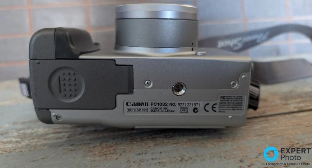 Vue de dessous du Canon PowerShot G3 avec plaque marquage Canon PC1032, numéro de série et mention DC 9.5V Made in Japan.