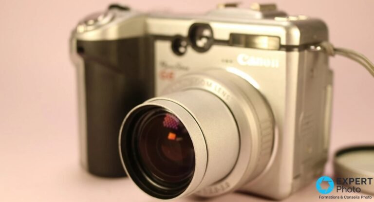 Test Canon PowerShot G6 : un compact expert qui défend encore sa niche Canon PowerShot G6 vu de trois quarts avant, objectif zoom déployé, logo Canon argent sur le côté droit du boîtier.