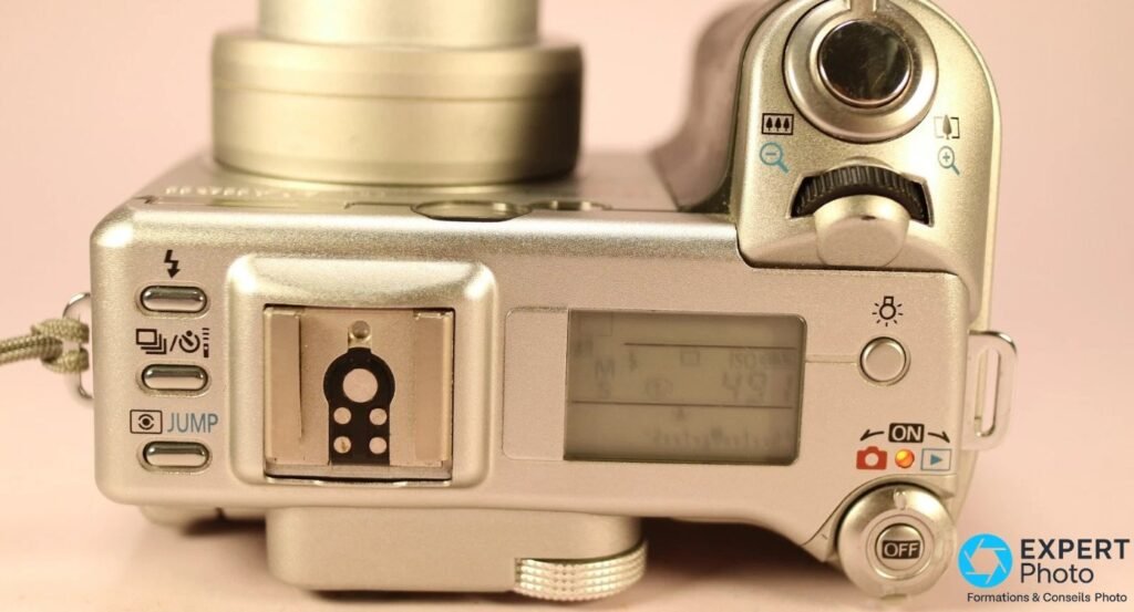 Canon PowerShot G6 vu de dessus, sabot porte-flash, écran LCD d'informations, déclencheur et molette de zoom.