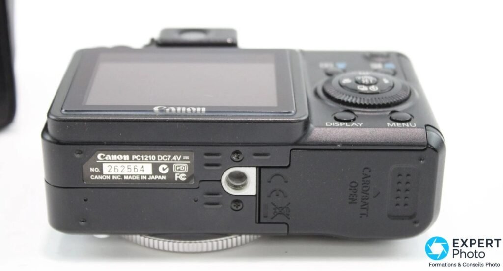  Canon PowerShot G7 vu de dessous, plaque Canon PC1210 NO. 262564 Made in Japan, sabot trépied, trappe batterie.